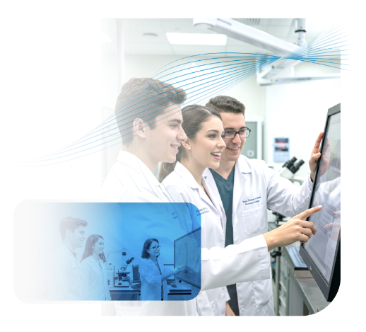 Médicos patologistas felizes mexendo em um monitor touchscreen